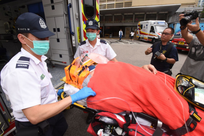 救护员到场将伤者送院治理。