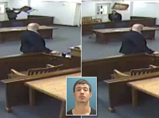 罗兹闻判监大发雷霆向法官投掷至少4张椅子。 Long Room