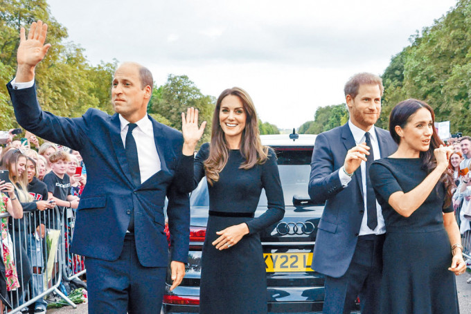 皇储威廉夫妇和哈里王子夫妇，上周六在温莎堡外向民众挥手致意。