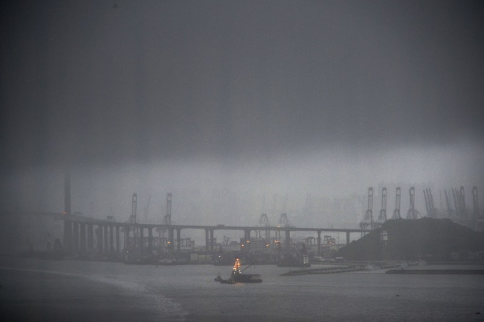 天文台發出特別天氣提示，指強雷雨帶可能在未來一兩小時影響港島，大嶼山及新界西部。盧江球攝