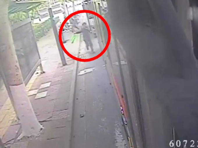 南京一位老妇为追巴士用手上的袋打碎车窗。她上车后还问司机：「我都到跟前了，你都不带我？」（网图）