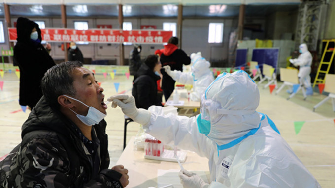 内蒙古爆发新疫情，加强为市民核酸检测。