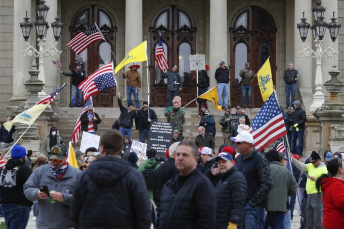 美国密歇根州有数千民众因不满州长延长居家令，聚集在州议会大厦前抗议。AP