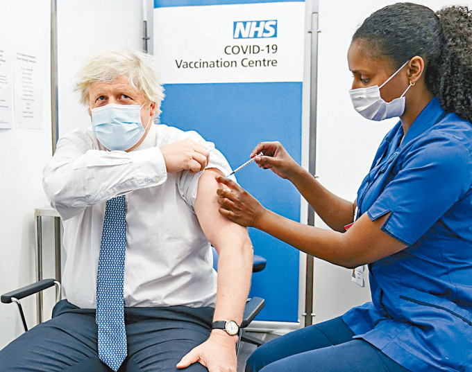 ■英國首相約翰遜周四接種新冠疫苗加強劑。