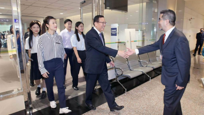 蕭旭岑（右）與率團到台灣的北京大學書記郝平握手。中時