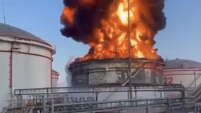 俄羅斯南部克拉斯諾達爾（Krasnodar）的伊利斯基煉油廠（Ilsky Oil Refinery）起火。  Twitter