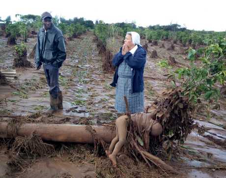 肯亞中部一座水壩決堤，引發洪水泛濫。AP