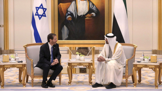 以色列总统赫尔佐格与阿联酋王储阿勒纳哈扬举行会谈。AP图片