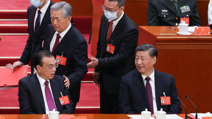 二十大闭幕式，前总书记胡锦涛提早离场，与习近平、李克强打招呼。互联网