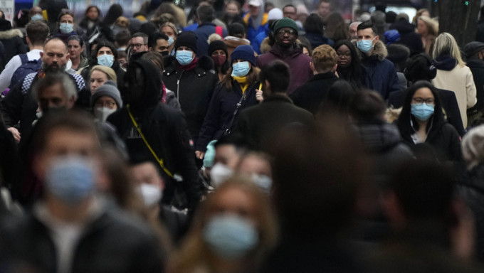 英国周四起解除所有防疫限制。AP图片