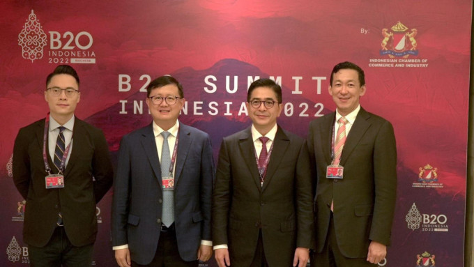 民建聯議員梁熙（左一）與黃英豪（左二）到印尼參加B20峰會。（民建聯圖片）