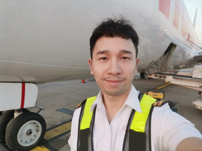 高薪飛機工程師轉行洗冷氣。Thienchai Phankhong facebook