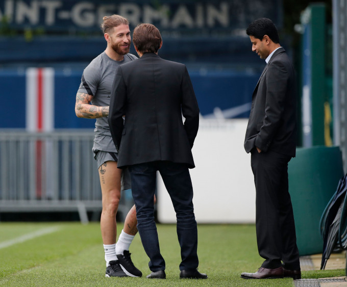 拉莫斯在九月底訓練時與PSG主席艾卡里法交流。 Reuters