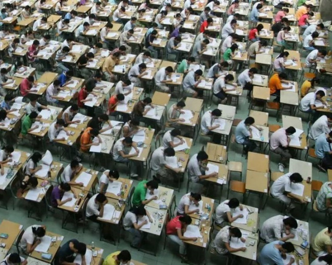 有傳重慶市學生參加高考前需通過政治審查，院方否認。網上圖片