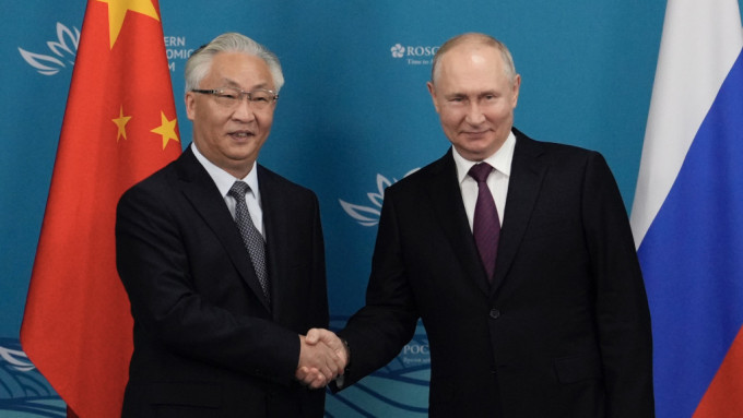 國務院副總理張國清（左）在海參崴與俄羅斯總統普京會面。 美聯社