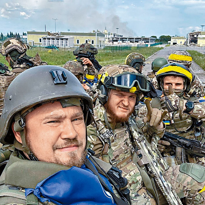 进袭俄别尔哥罗德州的「俄罗斯志愿军」坐在装甲车上。