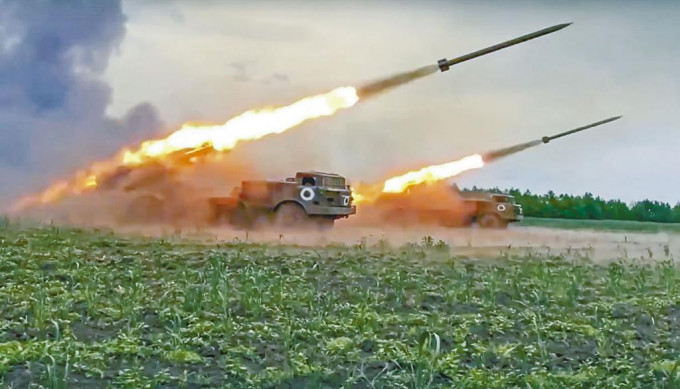 俄軍「颶風」多管火箭炮周三向烏軍發射火箭。