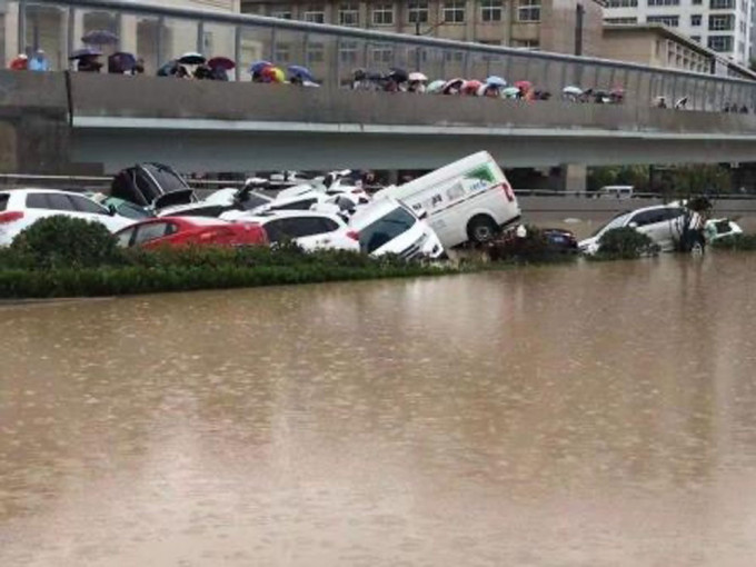 隴海路與京廣路南隧道附近有多輛車泡在水中。