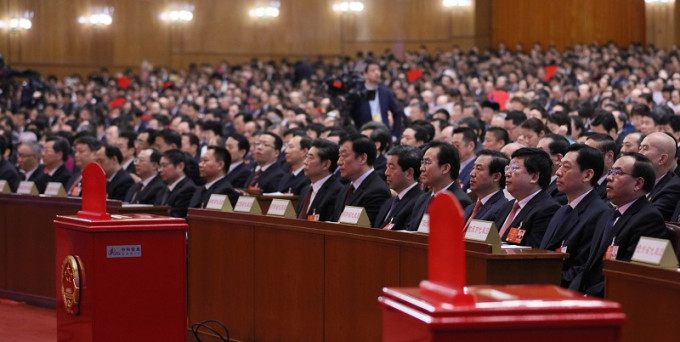 十三屆全國人大早上召開會議，就新一屆國家主席、副主席等進行投票。新華社