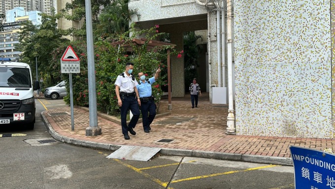 男子墮樓身亡，警員在場調查。梁國峰攝