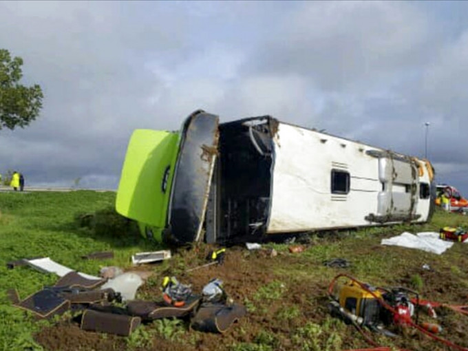 法國北部發生車禍，一架由巴黎開往英國倫敦的旅遊巴士失事翻側。 AP