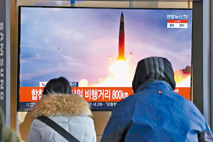 首尔车站大电视周日播放北韩试射导弹的资料片段。 