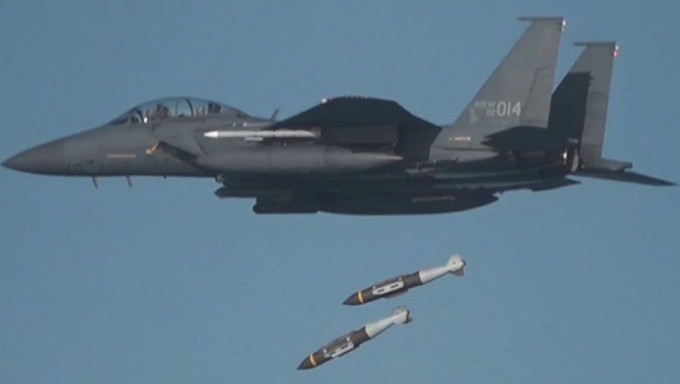 南韓空軍發射2枚空對地導彈。