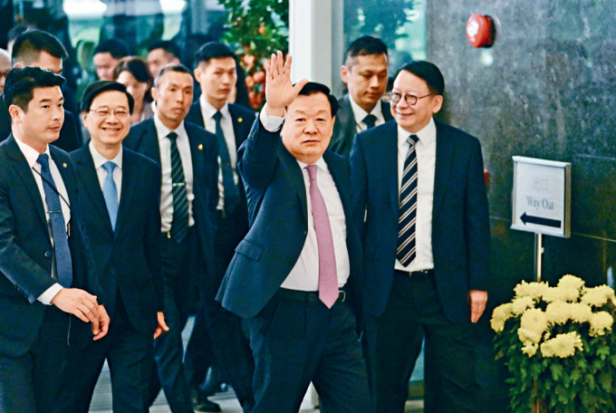 夏宝龙在李家超及陈国基陪同下抵达政府总部，并向在场传媒挥手说「大家好」。