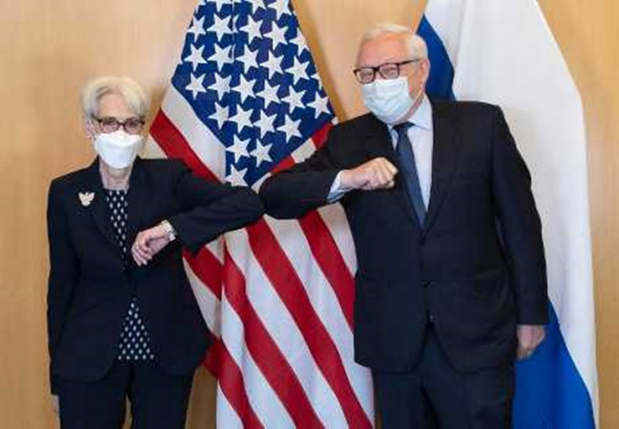 美國副國務卿舍曼(左)及俄羅斯副外長里亞布科夫與會。AP圖片