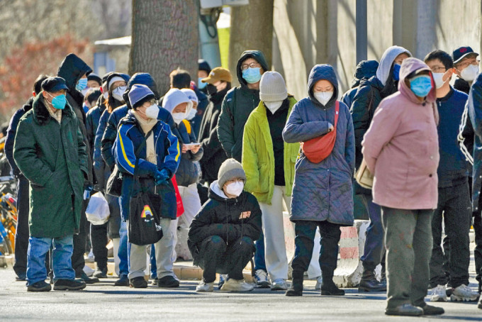 北京大批居民排隊往診所求醫。