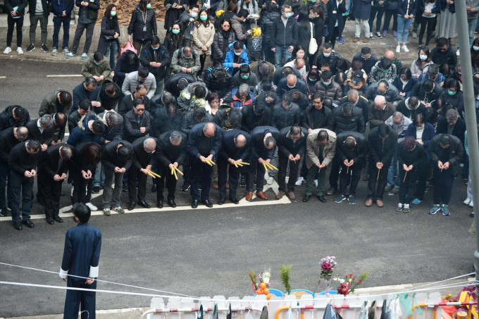 逾百家属现场路祭。苏正谦摄