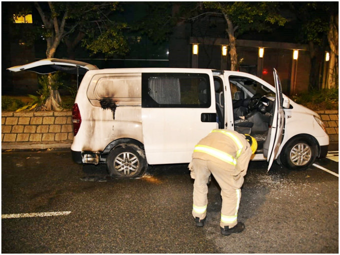 客貨車車尾熏黑，輪胎損毀。