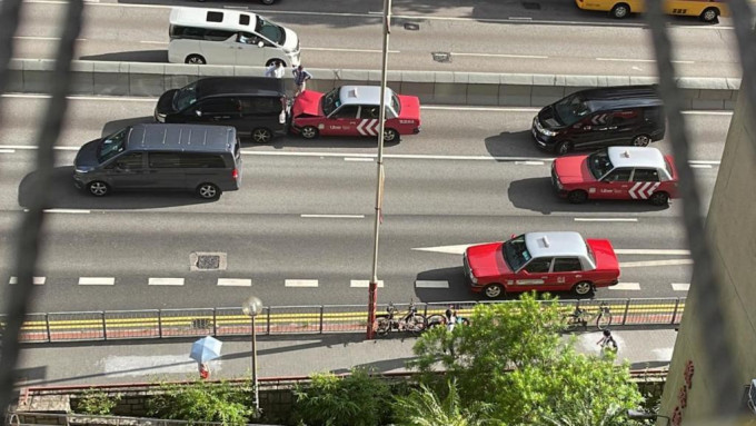 意外中的士车头冚撞至凸起。图:网民Bosco Chu 马路的事 (即时交通资讯台)