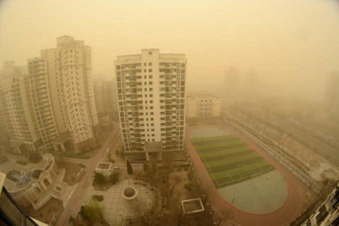 北京遇嚴重沙塵暴，早晨猶如黃昏。（新華社圖片）