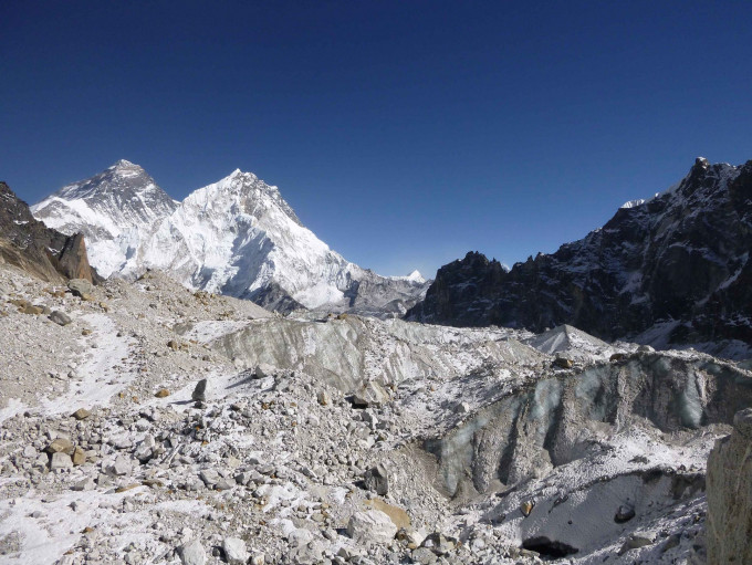 喜馬拉雅山上的冰川出現冰雪大量流失的現象。AP
