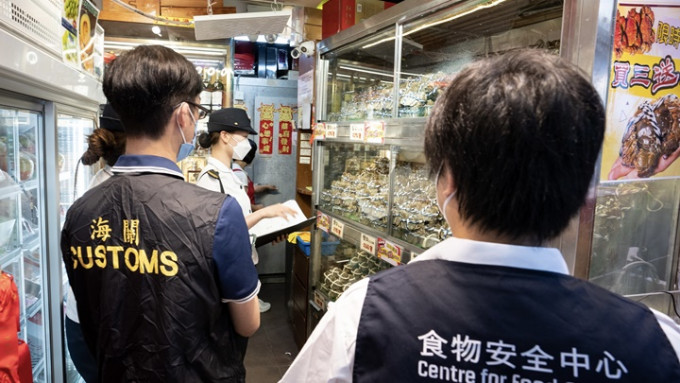 食环署联同海关近两周到60个大闸蟹销售地点突击巡查。政府新闻处图片