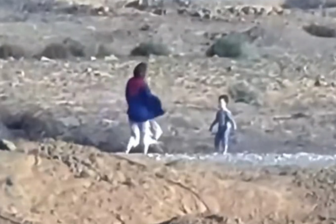 哈马斯媒体播出的影片显示，1名身穿蓝色上衣的女子和2名孩童在一处架设有刺铁丝网的地区出现。网上图片