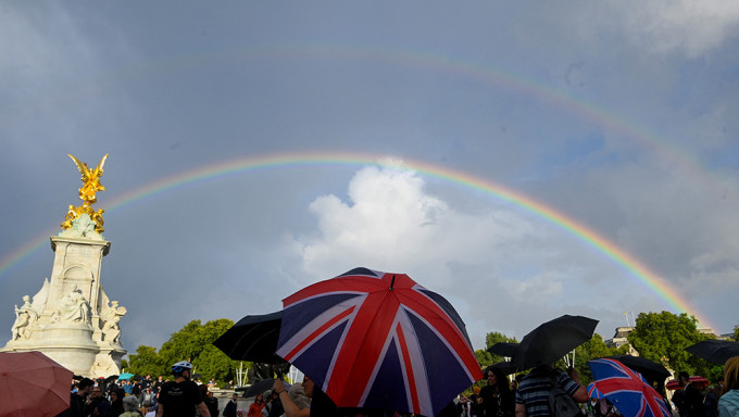 皇室宣布英女皇死訊前，白金漢宮出現「雙彩虹」。路透