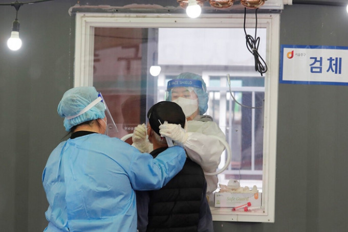 韓國疫情困難，可是未得到疫苗大國美國的幫助。(AP圖片)
