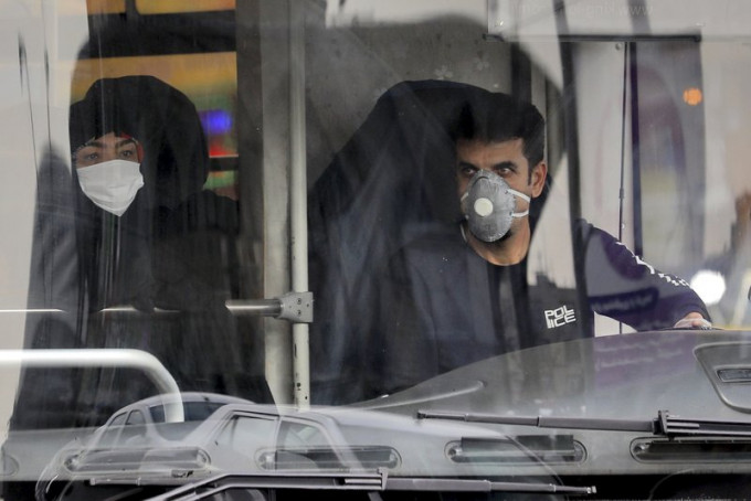伊朗民眾外出佩戴口罩。AP
