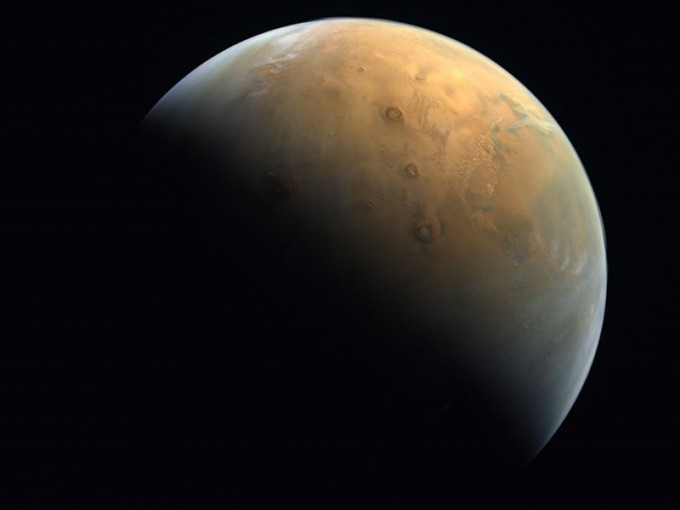 阿联酋的火星探测器「希望号」传回首张火星影像。推特相片