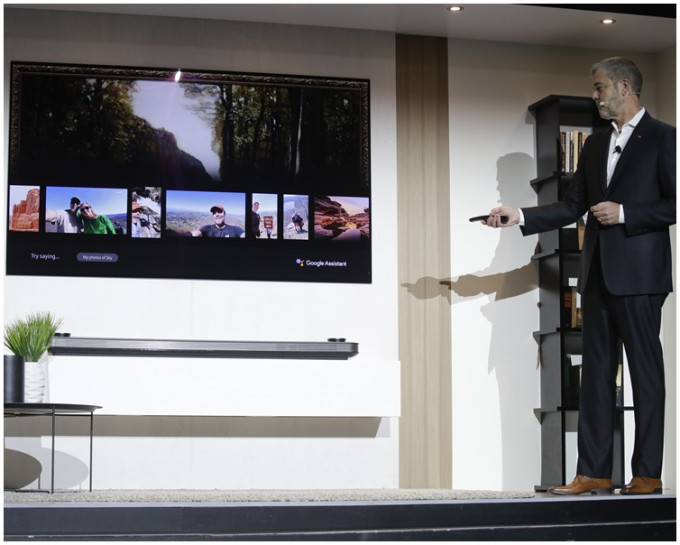 LG則推出65吋的捲動式OLED屏幕電視還擊。AP