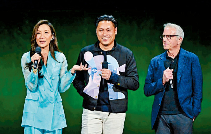 杨紫琼与导演朱浩伟现身CinemaCon，宣传新作《魔法坏女巫》。
