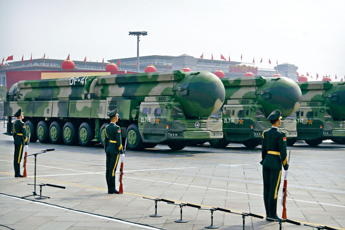 北京去年十月举行中国共产党成立七十周年阅兵仪式，携带弹道导弹的军车开行。