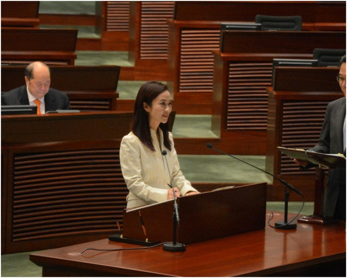 陈凯欣到立法会宣誓就任。