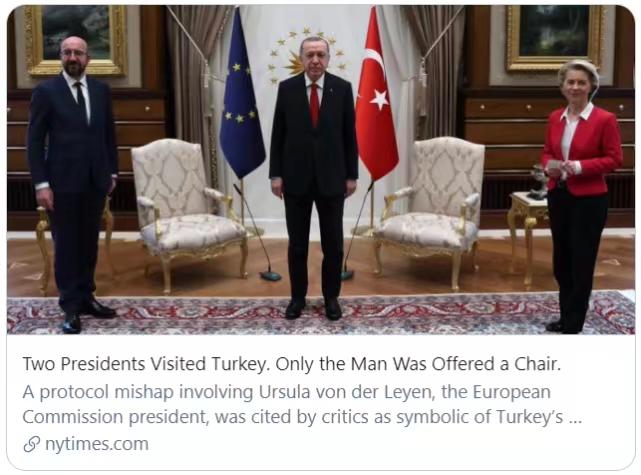 《紐約時報》的標題是「兩位歐盟高級官員到訪土耳其，只給男性官員提供了椅子。」《紐約時報》報道截圖。