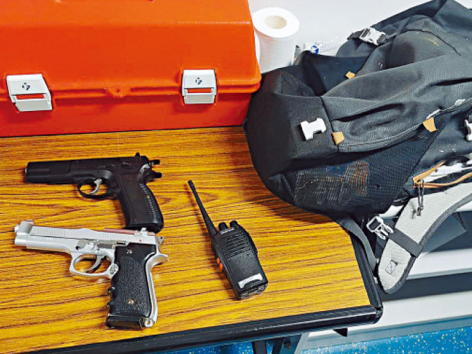 警方于港台兼职记者的背囊搜出气枪及无綫电对讲机。资料图片