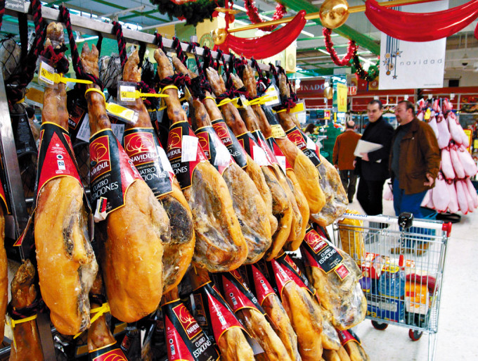 西班牙超市出售的特色猪肉火腿。