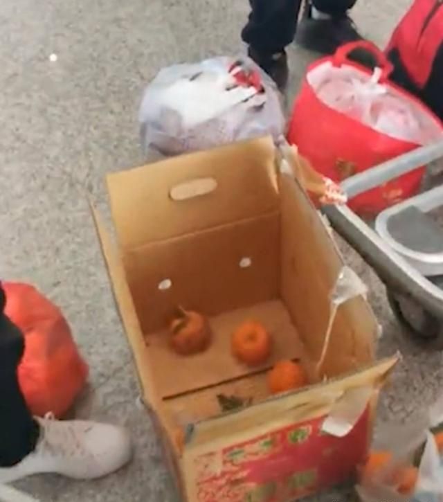 所有买回来的橙，他们足足花了半小时才吃完。
