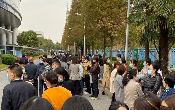 上海有民眾在地震後跑落樓。網上圖片